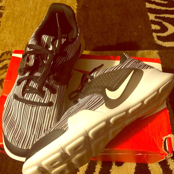 Nike - Picture 2 of 4